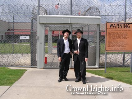 correctional facility blessings bars behind aleph institue students visit info crownheights rick digest jewish adelman